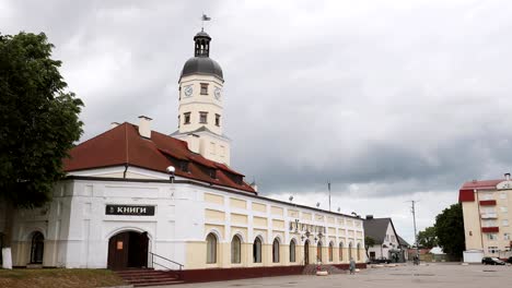 nesvizh, bielorrusia. plaza y ayuntamiento en un día de verano. famoso punto de referencia en nyasvizh. arquitectura del siglo xvi. zoom, zoom out