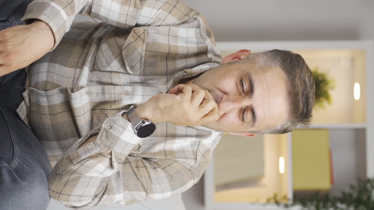 video vertical del hombre mirando a la cámara con una idea.