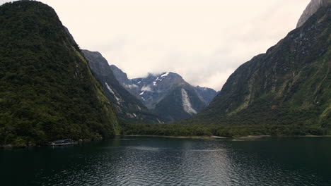 Milford-Sound-Unterwasserobservatorium-Mit-Mount-Pembroke-Im-Hintergrund-In-Neuseeland