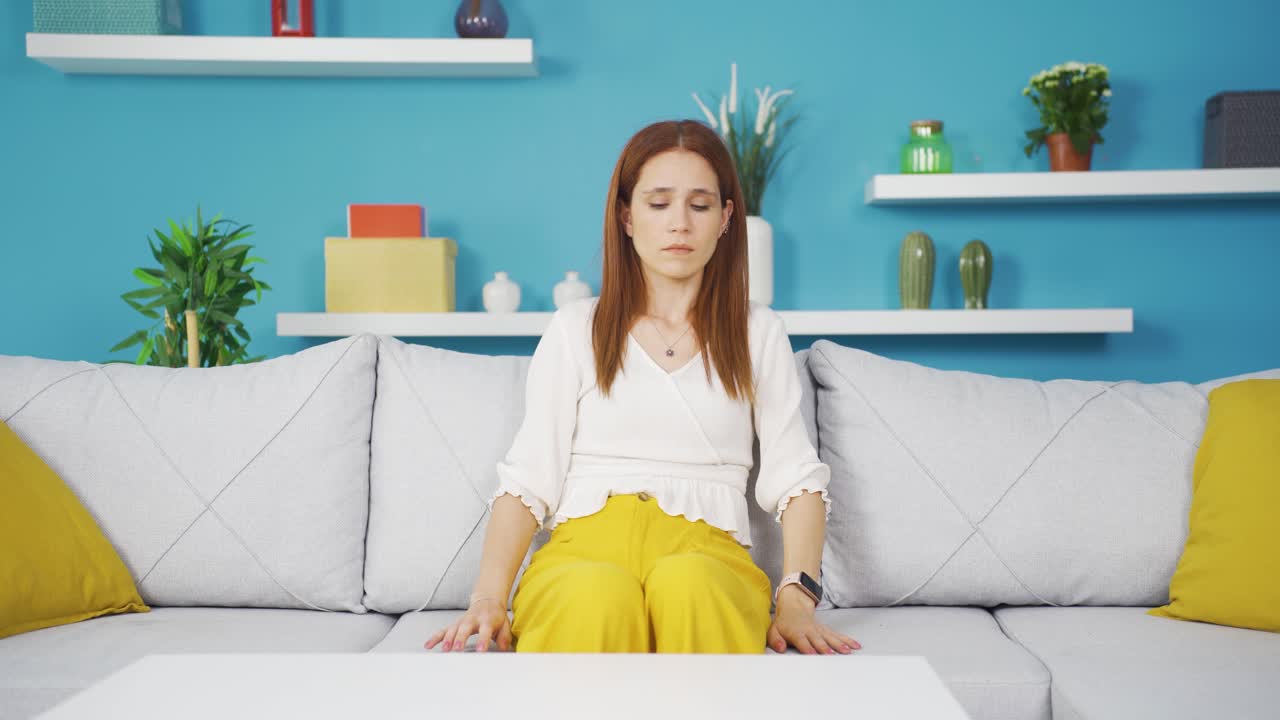 두려움과 스트레스에 시달리는 젊은 여성