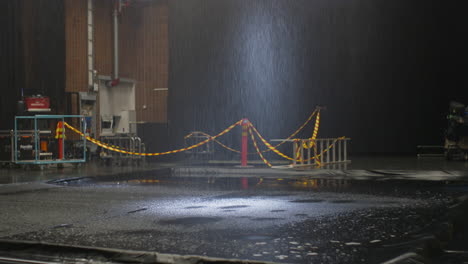 una máquina de lluvia de efectos especiales en un estudio de cine con un techo lleno de luces de película