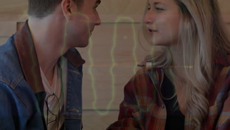 animación del procesamiento de datos sobre una pareja caucásica hablando