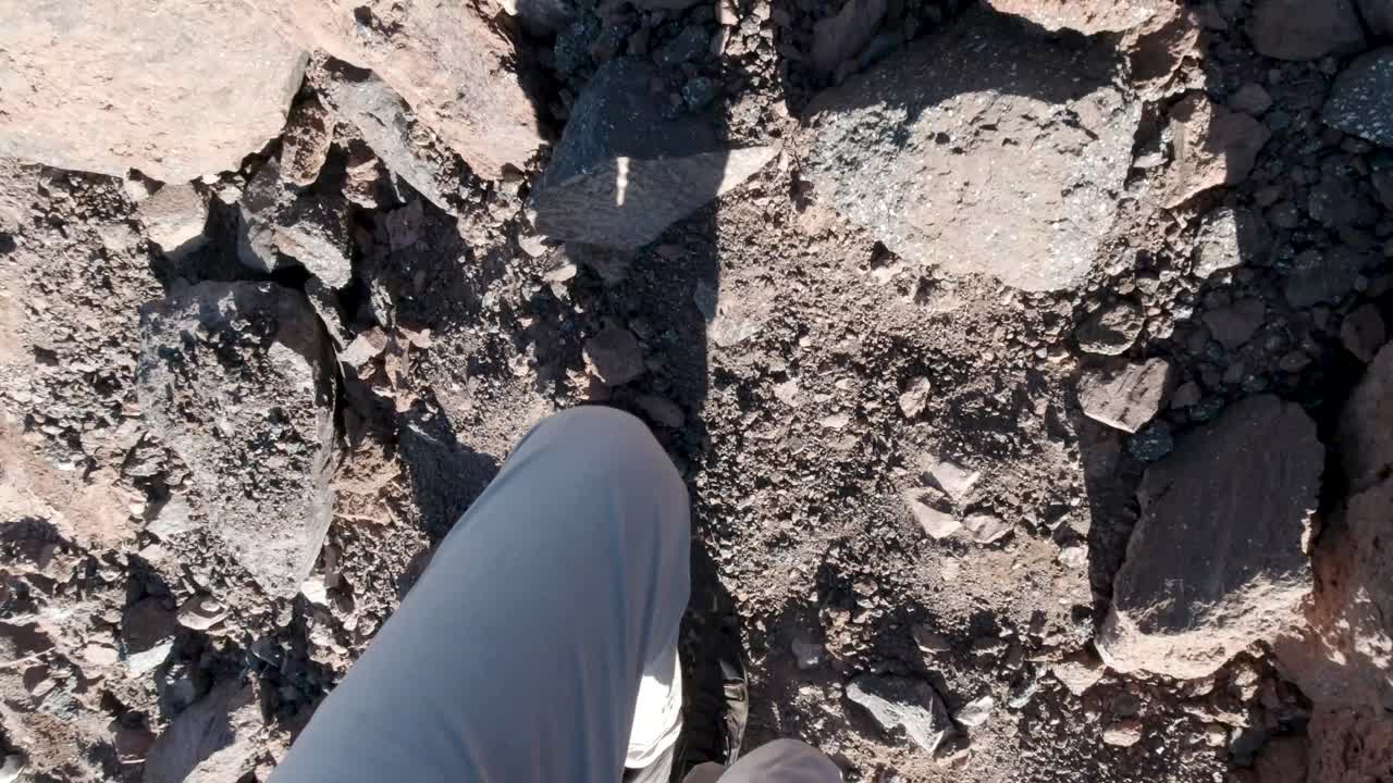 바위 지형 을 산책 하는 것