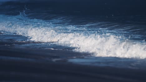 Las-Poderosas-Olas-Rompen-En-La-Playa-De-Arena-De-Ersfjord