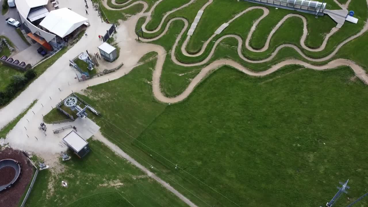 tomada de un avión no tripulado de un parque de senderos para bicicletas - la estación del valle con ascensor y sendero desde arriba - el avión no pilotado vuela rápido hacia los lados