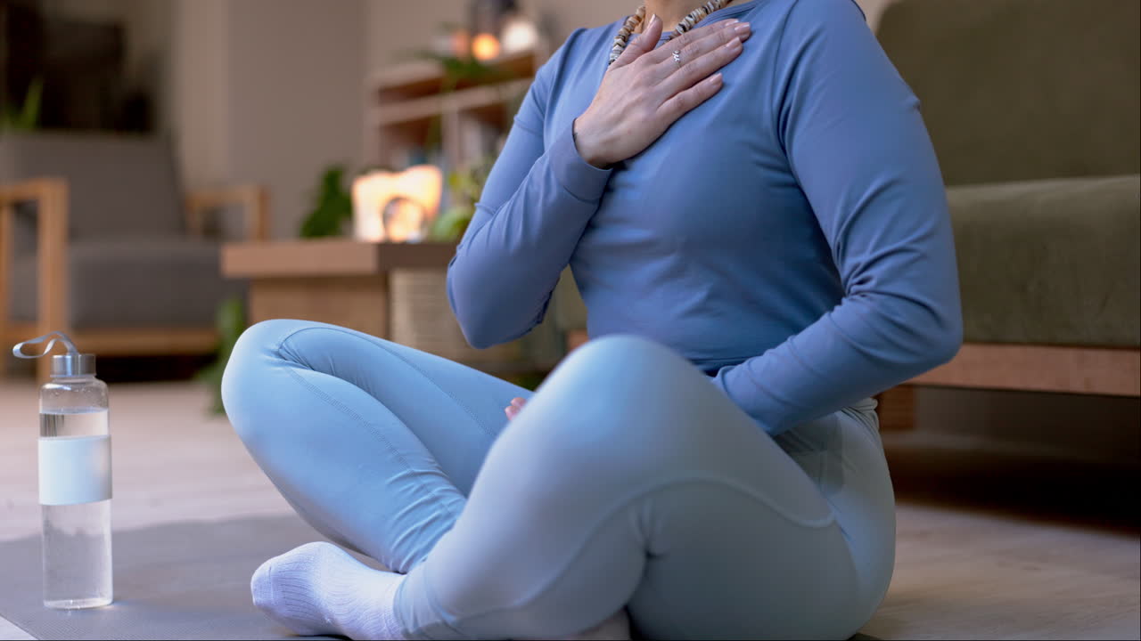 Meditazione yoga, corpo e persona che si tocca il petto