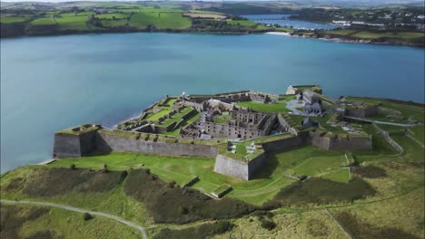 Estructura-Del-Fuerte-De-Charles-En-Kinsale,-Irlanda---Vista-Aérea-De-Drones