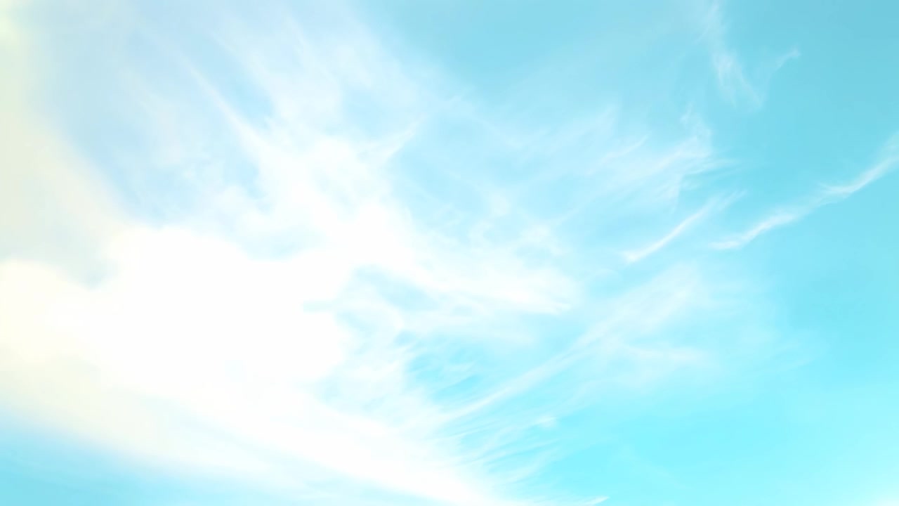 Nuvole bianche e leggere che fluttuano in un cielo azzurro brillante