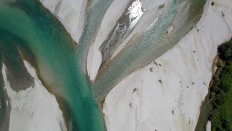 Flusszweige-Mit-Smaragdgrünem-Kristallwasser,-Das-Durch-Kieselsteine-In-Vjosa-Albanien-Fließt,-Ansicht-Von-Oben-Nach-Unten