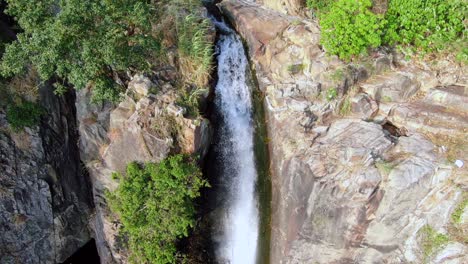 Corriente-Que-Fluye-De-La-Bahía-De-La-Cascada-En-Pok-Fu-Lam,-Hong-Kong,-Vista-Aérea