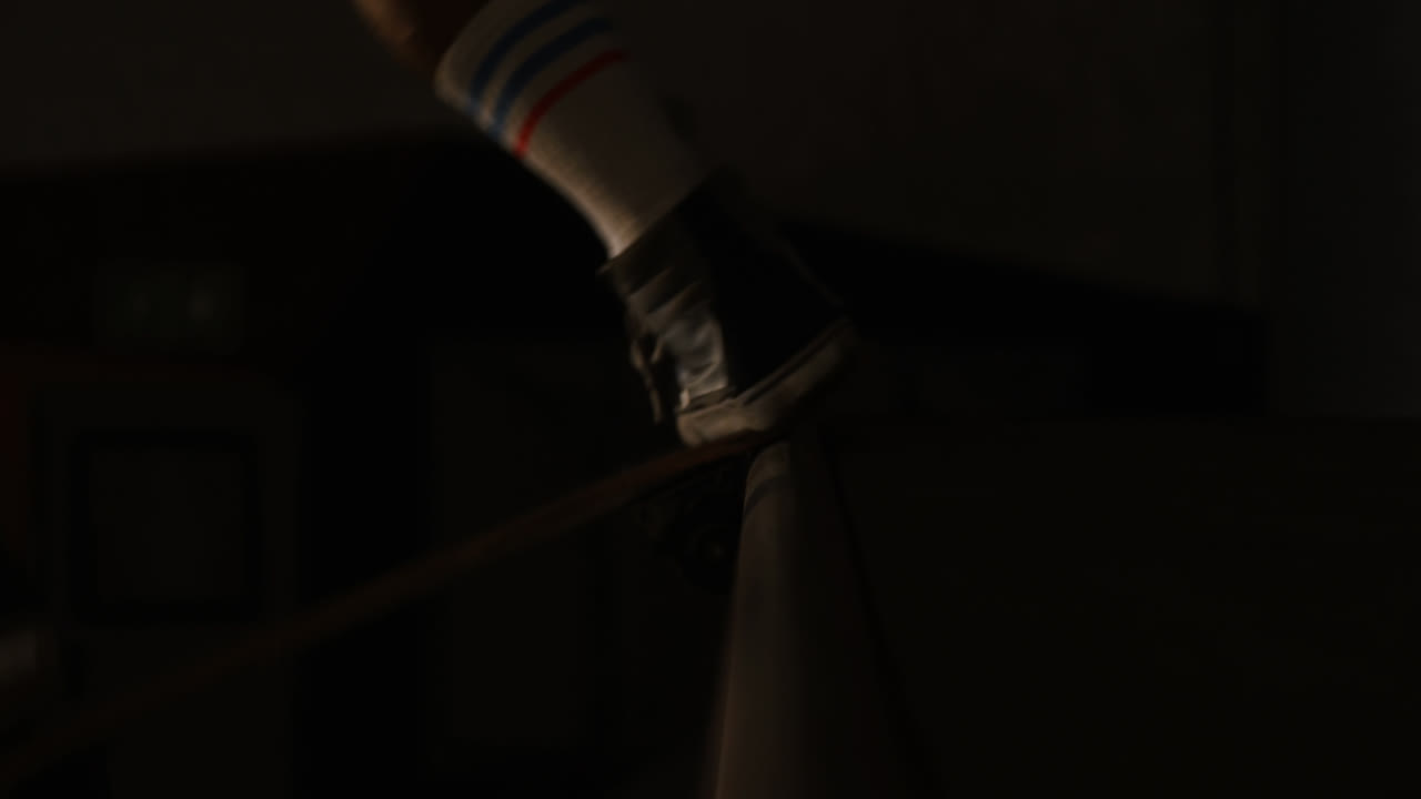 스케이트보드 경기장에서 스케이트보드를 연습하는 남자 4k