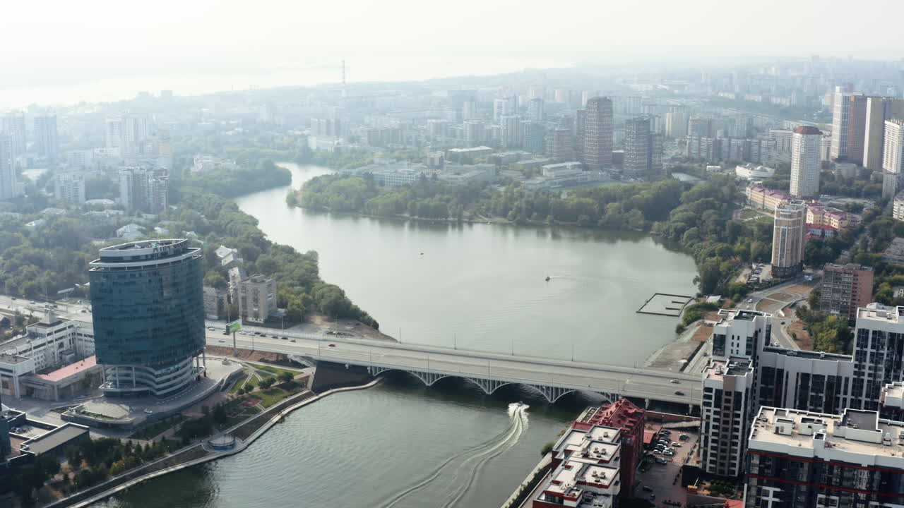 도시 와 강 을 공중 에서 볼 수 있다