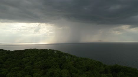 las tormentas de lluvia caen del cielo dramático en el mar báltico cerca de swinoujscie en polonia