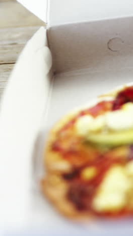 una deliciosa pizza en una caja de pizza
