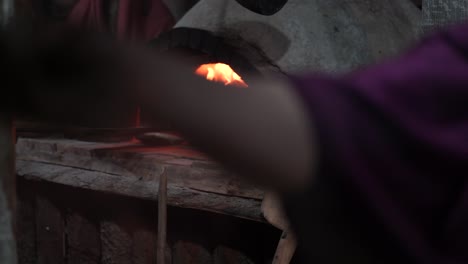 artesanía del pan: artesanía revelada como palas de panadero pan recién horneado de horno de leña, anidado en el entorno de la chimenea de piedra vintage