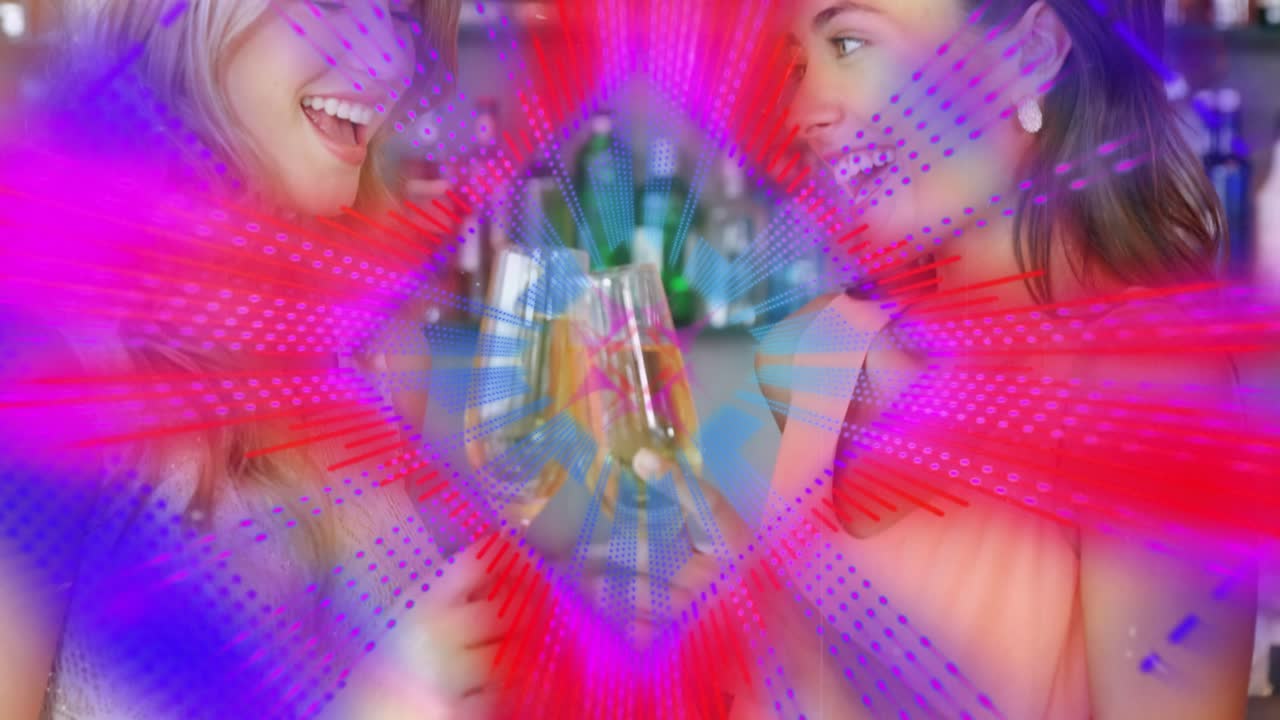Due donne al bar che alzano flûte e festeggiano mentre si apre una sovrapposizione grafica che pulsa intorno ai bicchieri