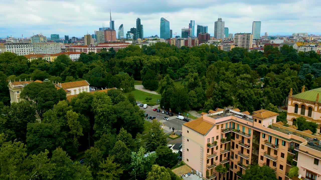 이탈리아 밀라노 시내에 있는 galleria d'arte moderna와 indro montanelli garden park의 4k 항공 드론 영상.