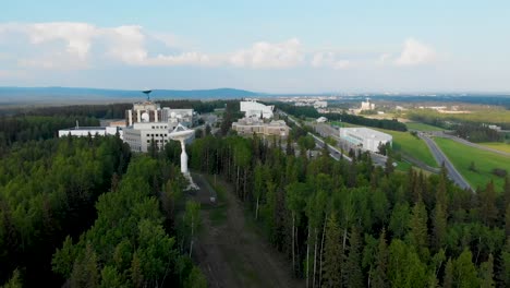 4K-Drohnenvideo-Von-Satelliten-Und-Radomen-Auf-Dem-Campus-Der-University-Of-Alaska-Fairbanks,-Ak-Während-Eines-Sommertages-4