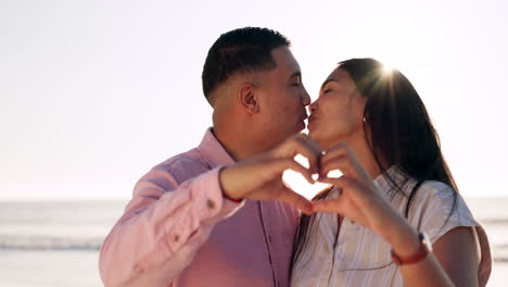 Amor,-Beso-Y-Manos-De-Corazón-Con-Pareja-En-La-Playa.