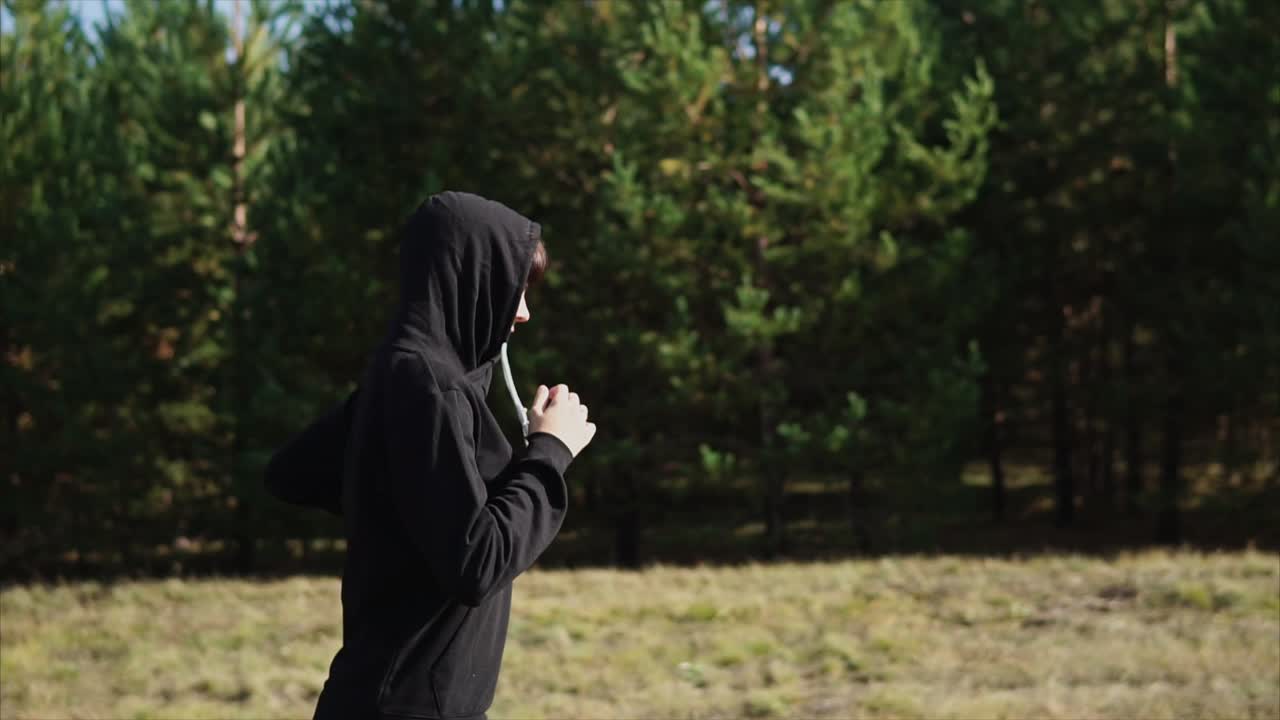 숲에서 달리는 여자