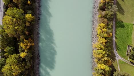 Aéreo-Para-Volar-Sobre-El-Río-Con-árboles-Que-Crecen-Alrededor-En-Un-Día-Soleado