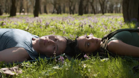 Gente-Relajándose-En-Una-Estera-De-Yoga