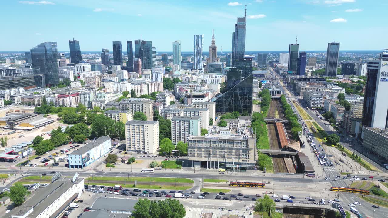 Panorama udara Warsawa, Polandia, di atas sungai Vistula dan pusat kota di kejauhan.
