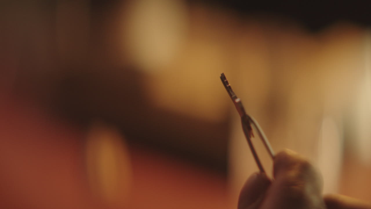 primer plano de una llave en una mano