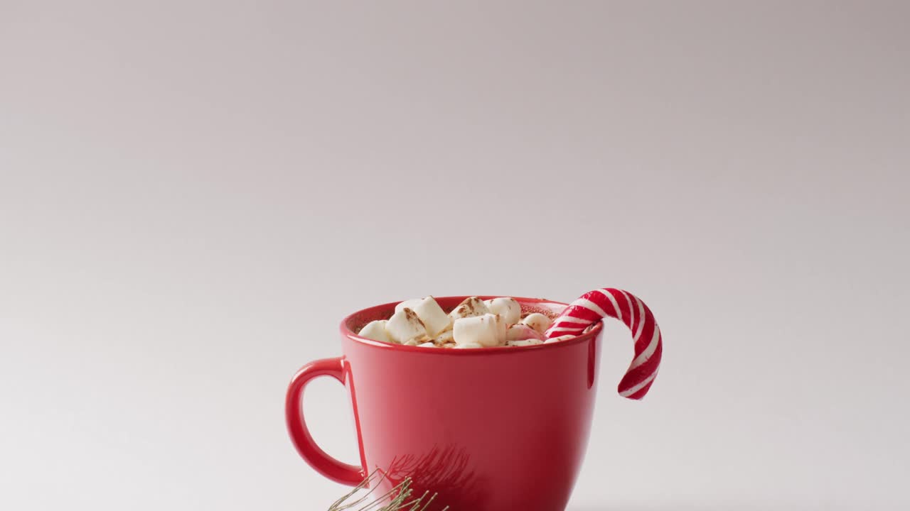 video de una taza de chocolate caliente con malvaviscos sobre un fondo blanco