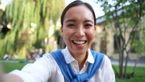 Mujer-Alegre-Haciendo-Una-Videollamada,-Saludando-Con-La-Mano-A-La-Cámara-Y-Sonriendo-Al-Aire-Libre