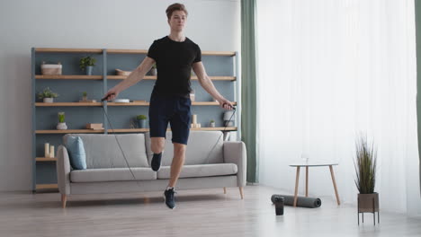 hombre saltando la cuerda en casa