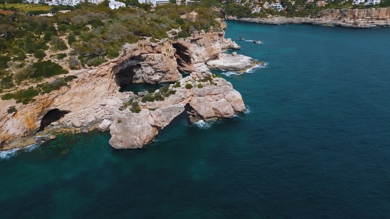 Es Pontas naturlige klippebue, afsides bugt, klart turkisblåt havvand med hvid sandstrand