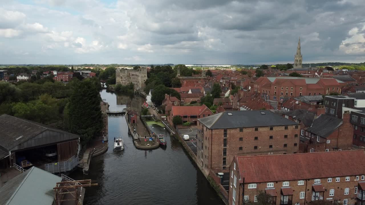 Newark Town Lock, Drone video captures a Boat entering the lock on the River Trent. This footage is high up and shows the building buildings including Newark Castle and St Mary Magdalene Church