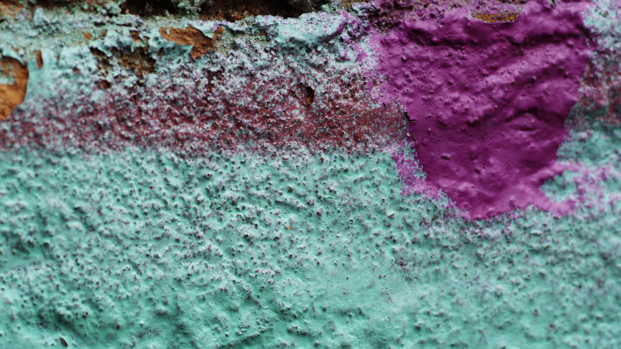 오래되고 페인트 칠한 벽을 찍은 돌리