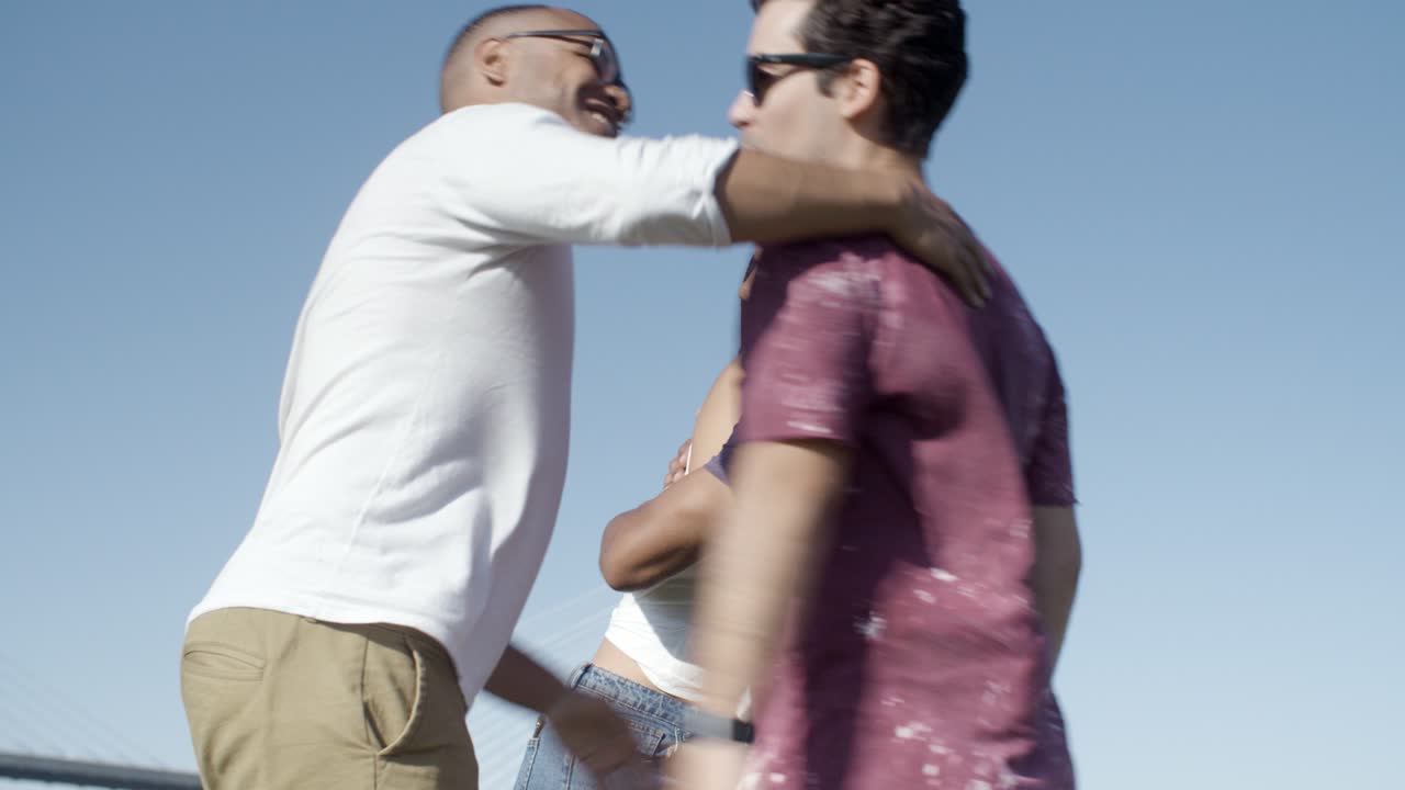 felices mejores amigos reuniéndose en el parque.