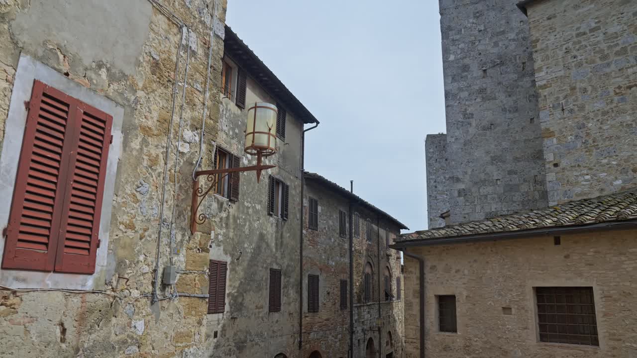 architettura medievale nel centro storico di san gimignano in toscana, italia