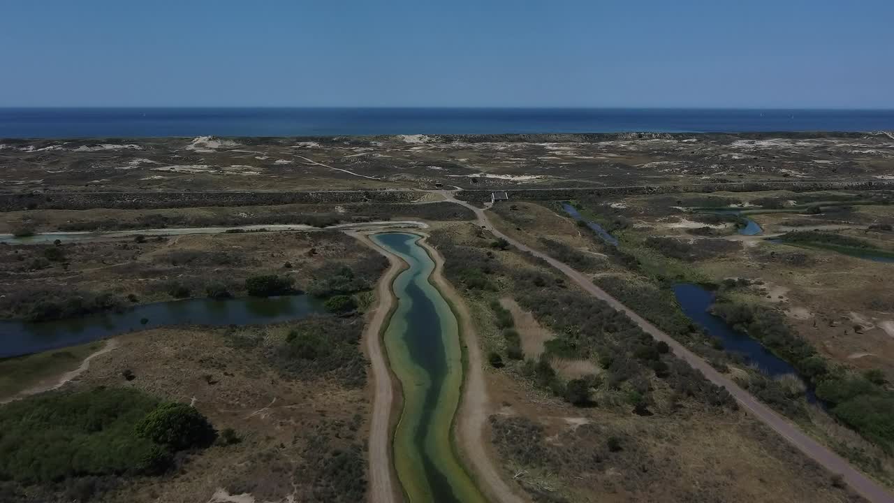 imágenes de drones del paisaje de las dunas holandesas en el mar del norte