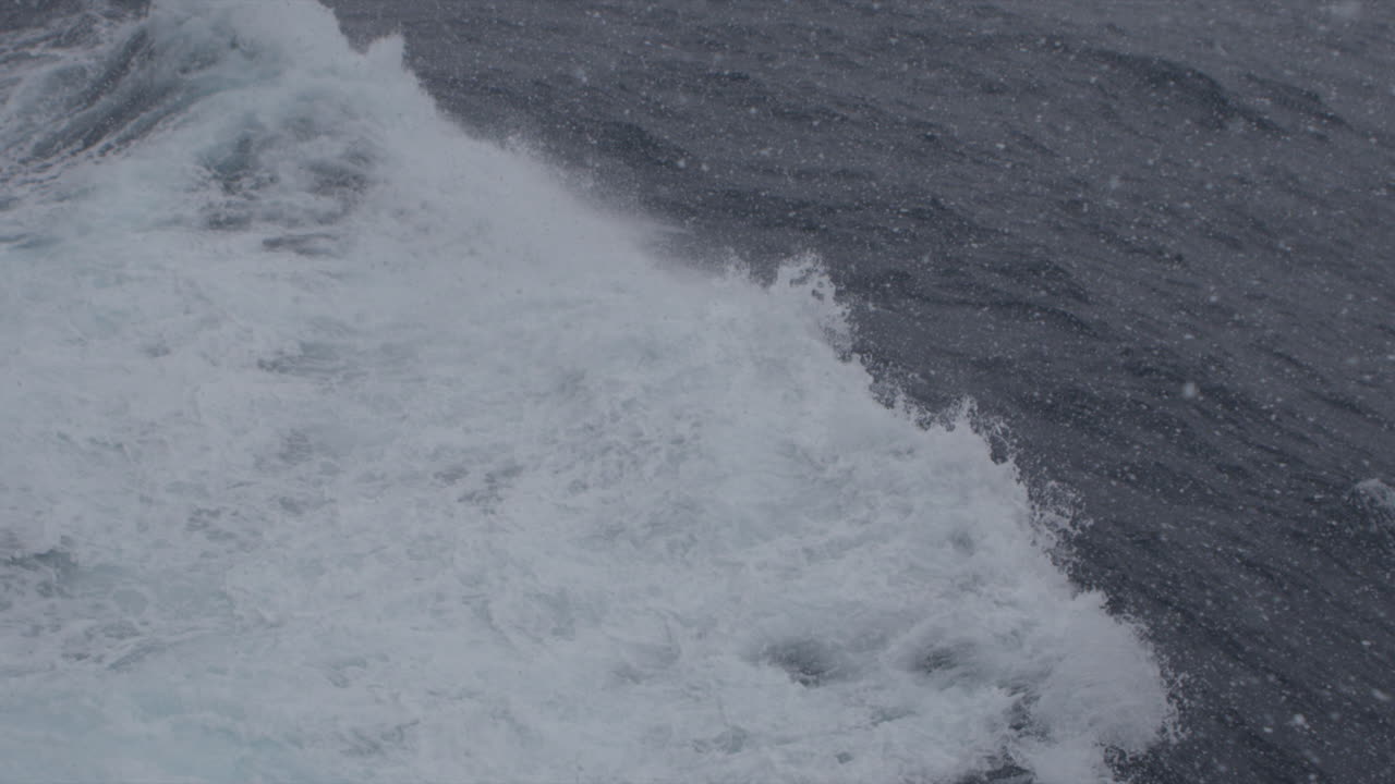 배를 타고 바다를 건너다