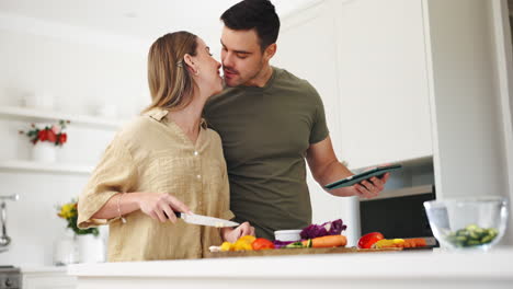 Tableta,-Salud-Y-Una-Pareja-Cocinando-En-La-Cocina.