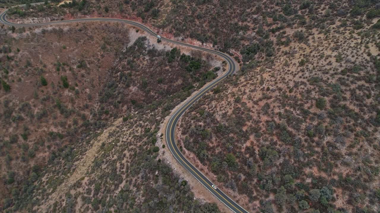 4k aéreo siguiendo el coche hasta la carretera de montaña con curvas en el bosque nacional de prescott az