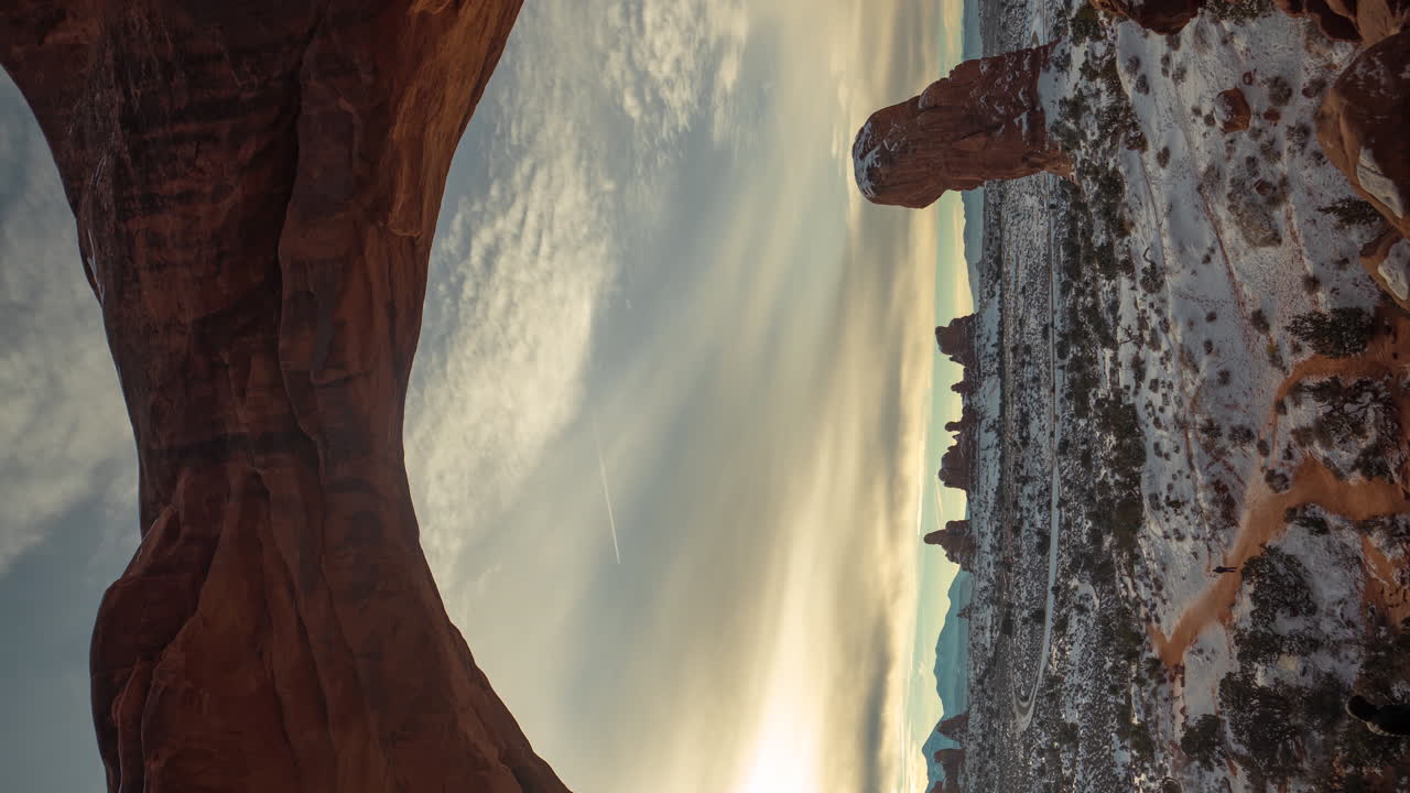 4k vertical timelapse, amanecer por encima de los arcos parque nacional de utah estados unidos y impresionante arco natural