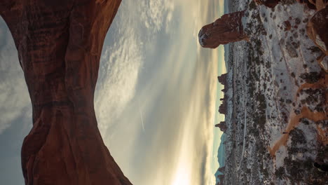 Vertikaler-4K-Zeitraffer,-Sonnenaufgang-über-Dem-Arches-Nationalpark-In-Utah,-USA-Und-Atemberaubender-Natürlicher-Bogen