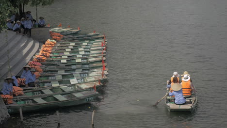 Boat-with-tourists-sailing-from-mooring-Vietnam