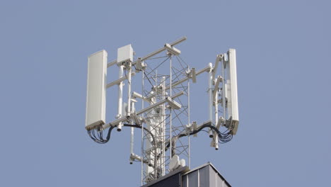 enfoque estático en el mástil del teléfono celular 5g contra el cielo azul, teleobjetivo