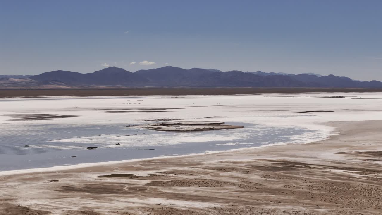 drone aéreo inclinado con vistas a las salinas grandes de las provincias de jujuy y salta, argentina