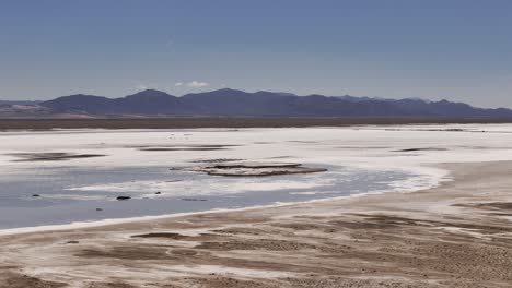 Luftbild-Drohne-Mit-Push-Tilt-Ansicht-Der-Salinas-Grandes-In-Den-Provinzen-Jujuy-Und-Salta,-Argentinien