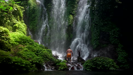 lugar refrescante para nadar para los visitantes y relajarse en medio de la belleza de la naturaleza