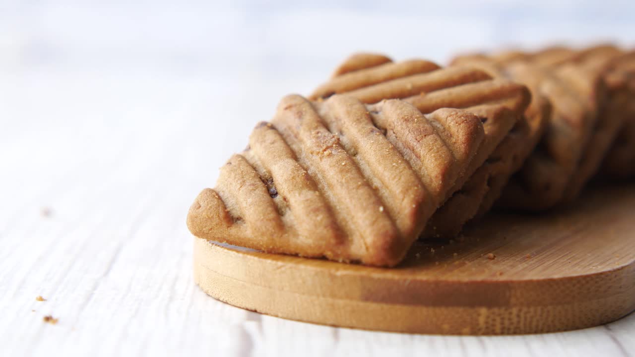 나무판 에 있는 초콜릿  쿠키