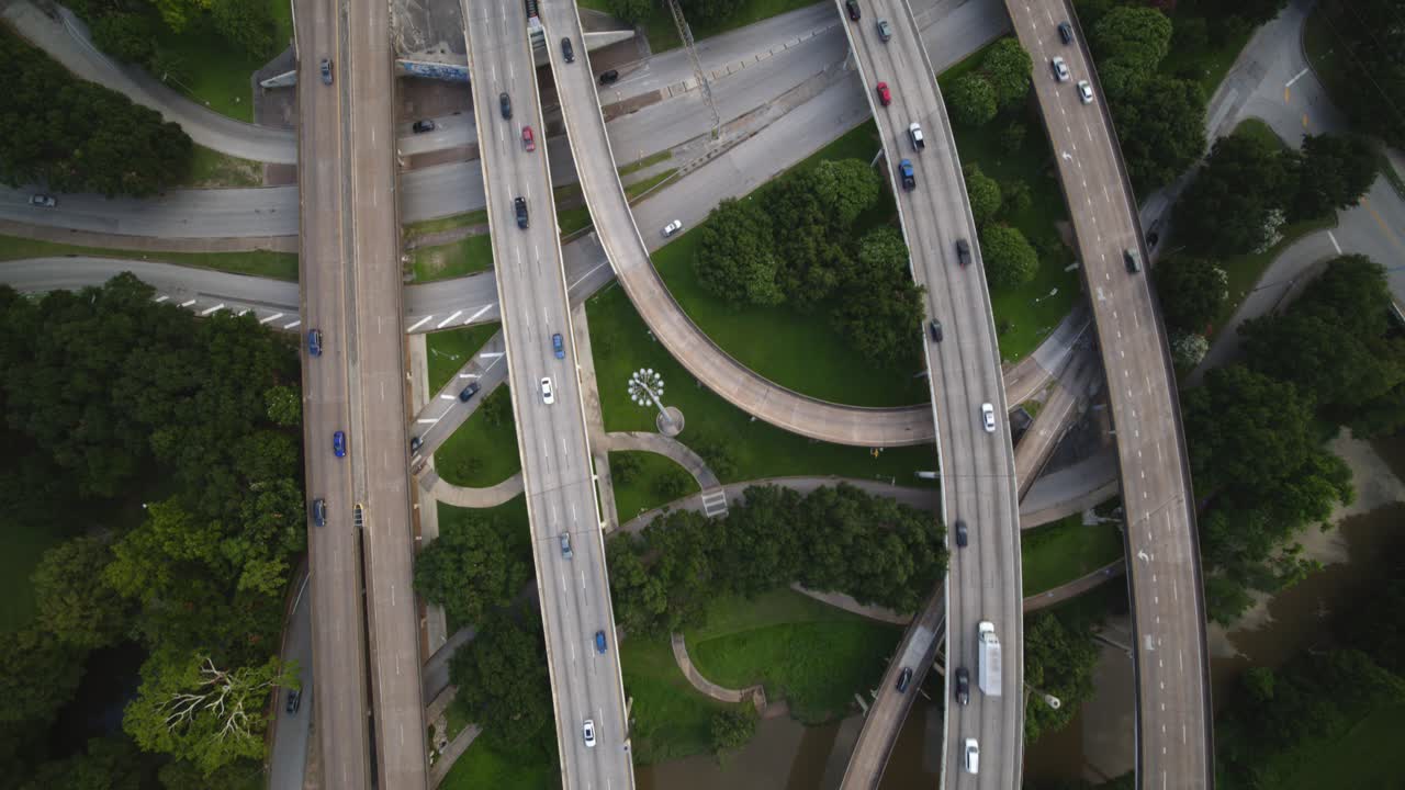 텍사스 주 휴스턴 시내 근처의 버팔로 베이우 (buffalo bayou) 를 가로지르는 고속도로에서 자동차의 조류 시각