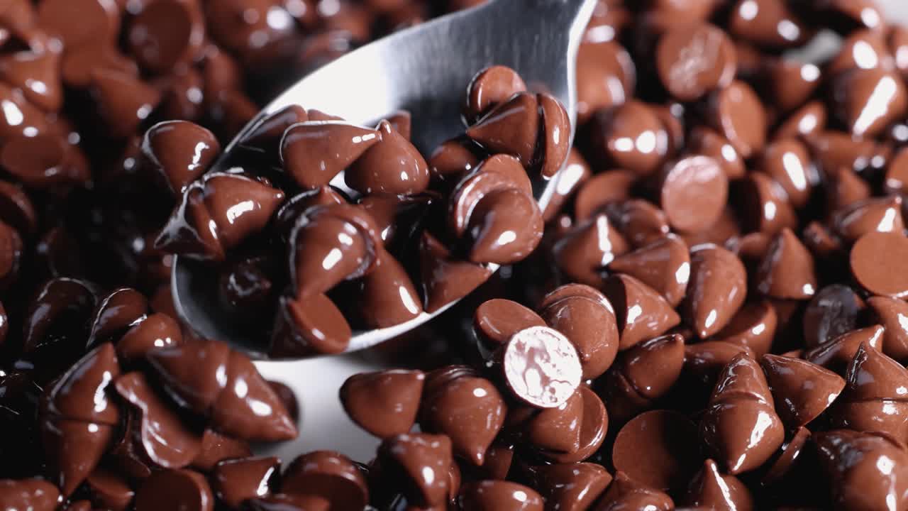 cuchara recogiendo trozos de chocolate de una pila